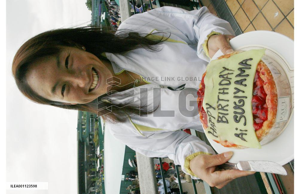 Sugiyama celebrates her birthday in Wimbledon