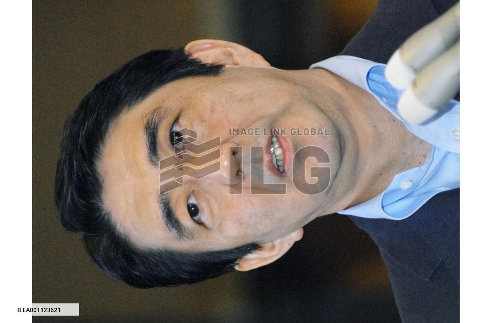 Abe says he sees no problem with Akagi's political fund management