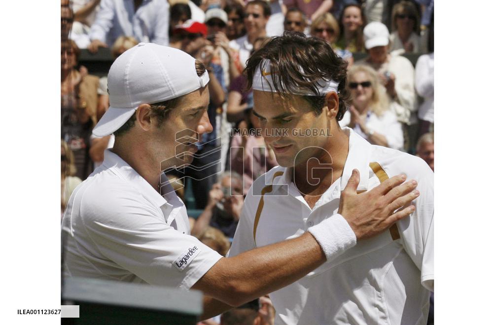 Federer advances to final in Wimbledon singles