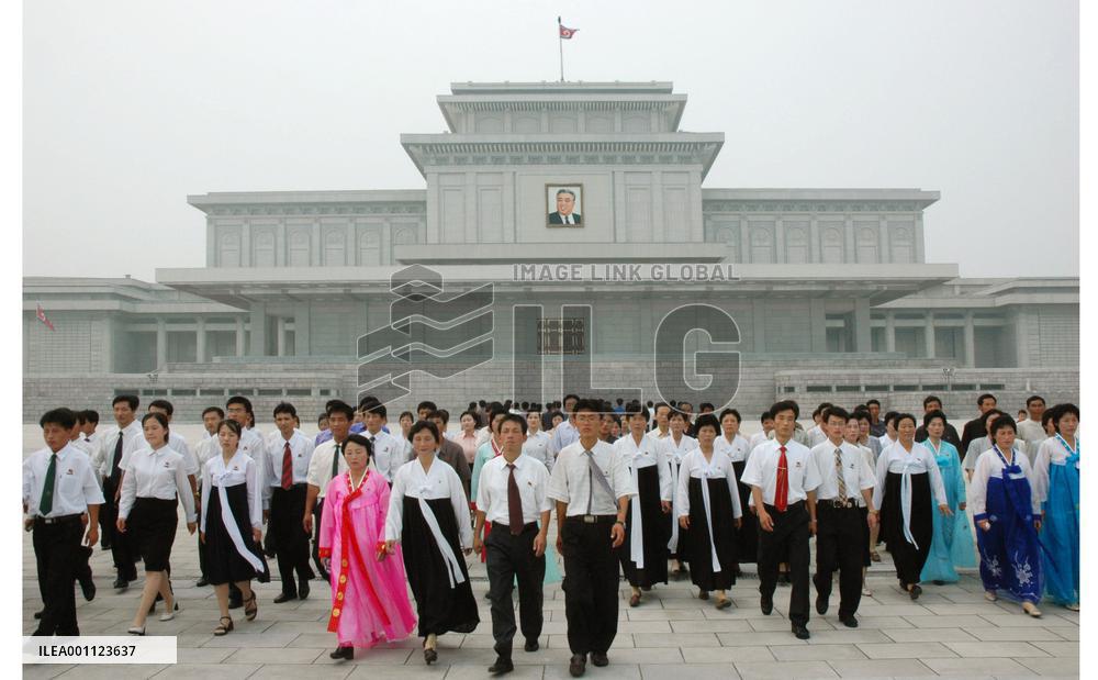 N. Koreans pay tribute to late Kim Il Sung