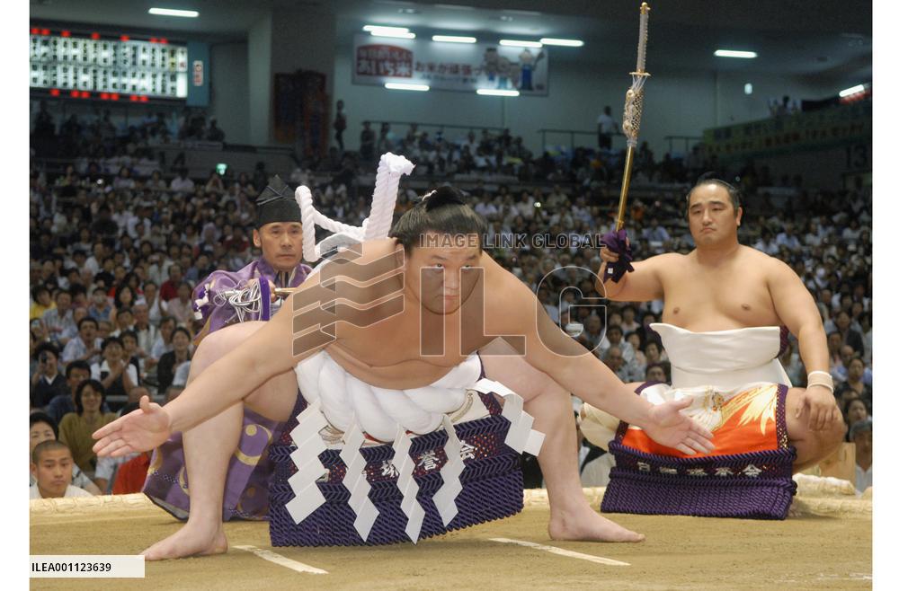 Hakuho all smiles on yokozuna debut in Nagoya sumo tourney