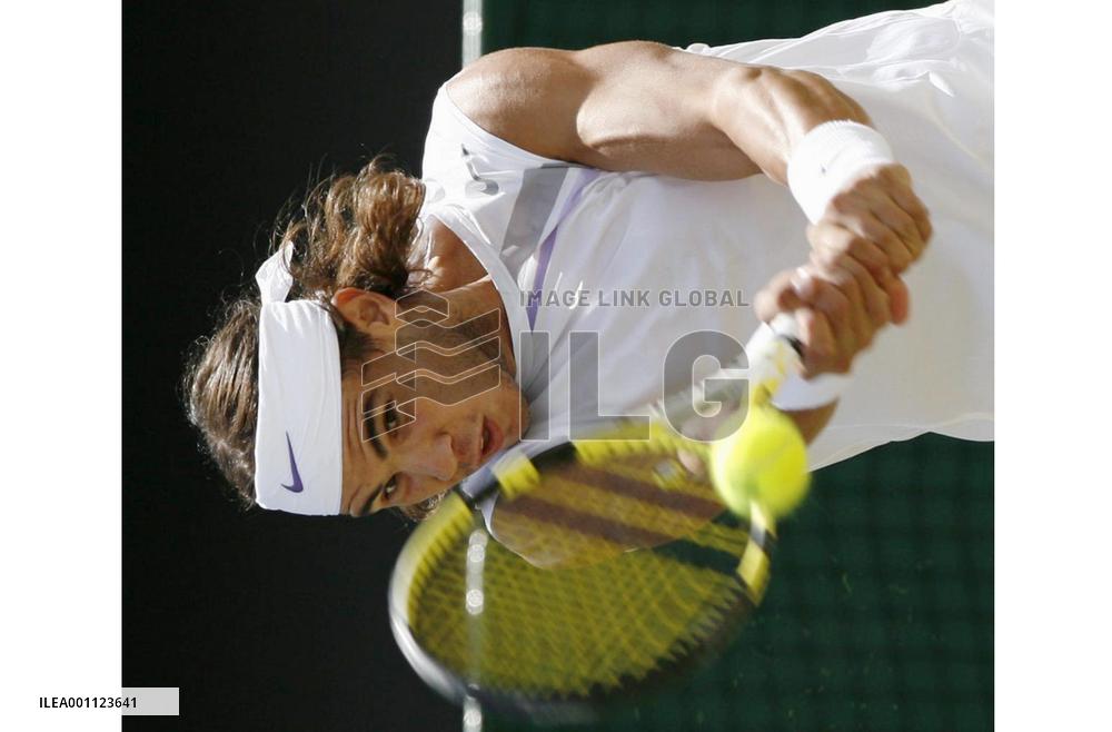 Federer outduels Nadal for 5th straight Wimbledon win