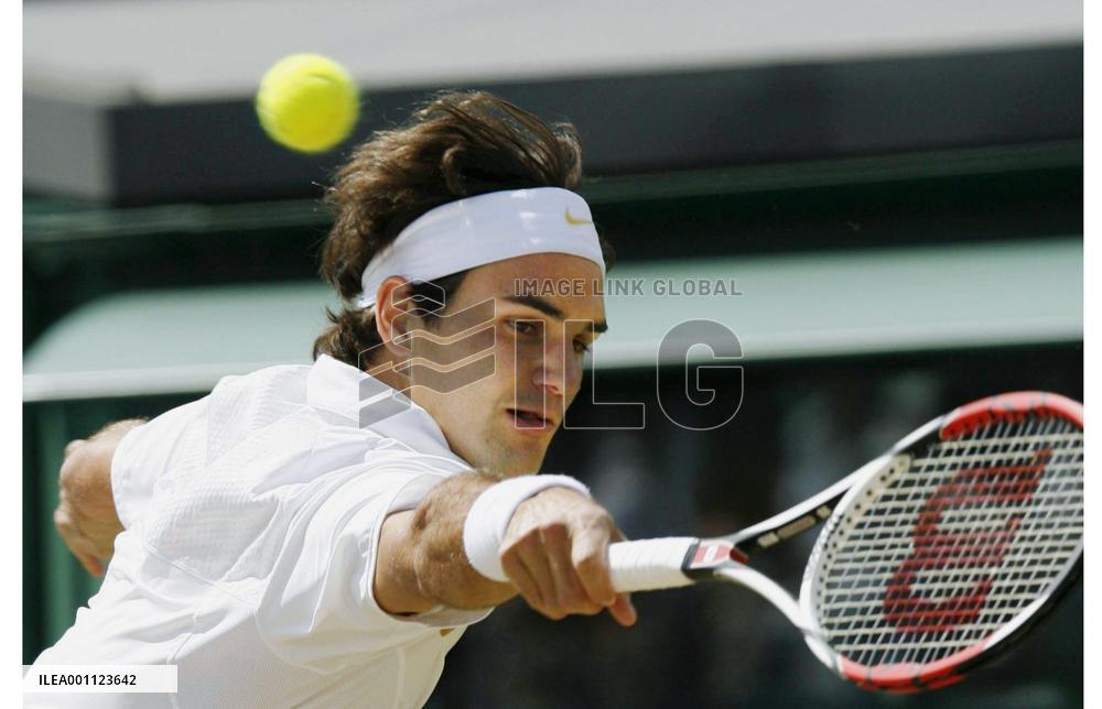 Federer outduels Nadal for 5th straight Wimbledon win