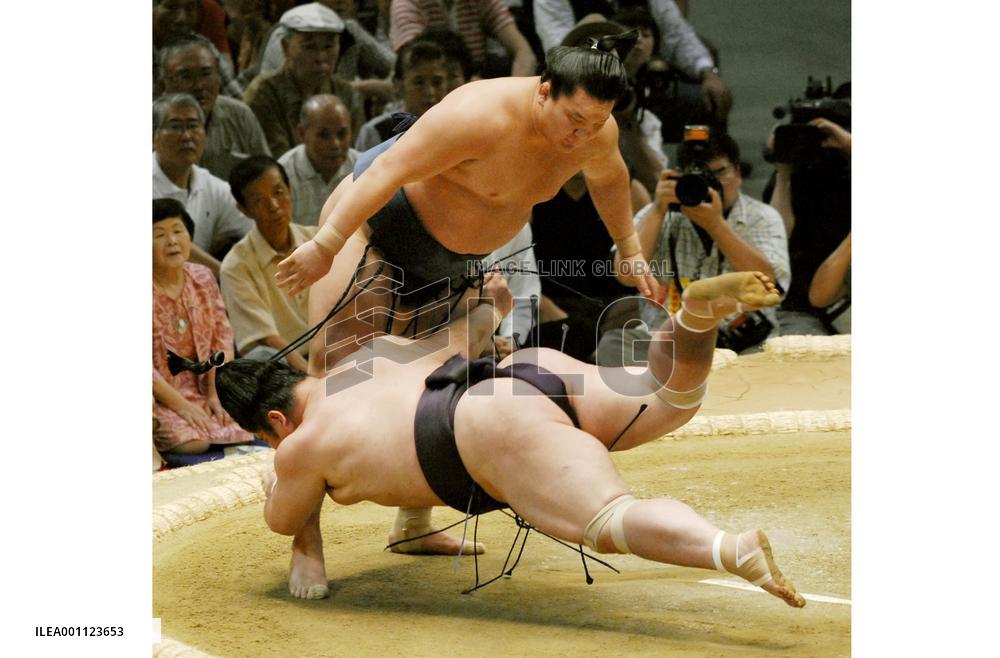 Hakuho eases to 2nd win, Asashoryu bounces back at Nagoya