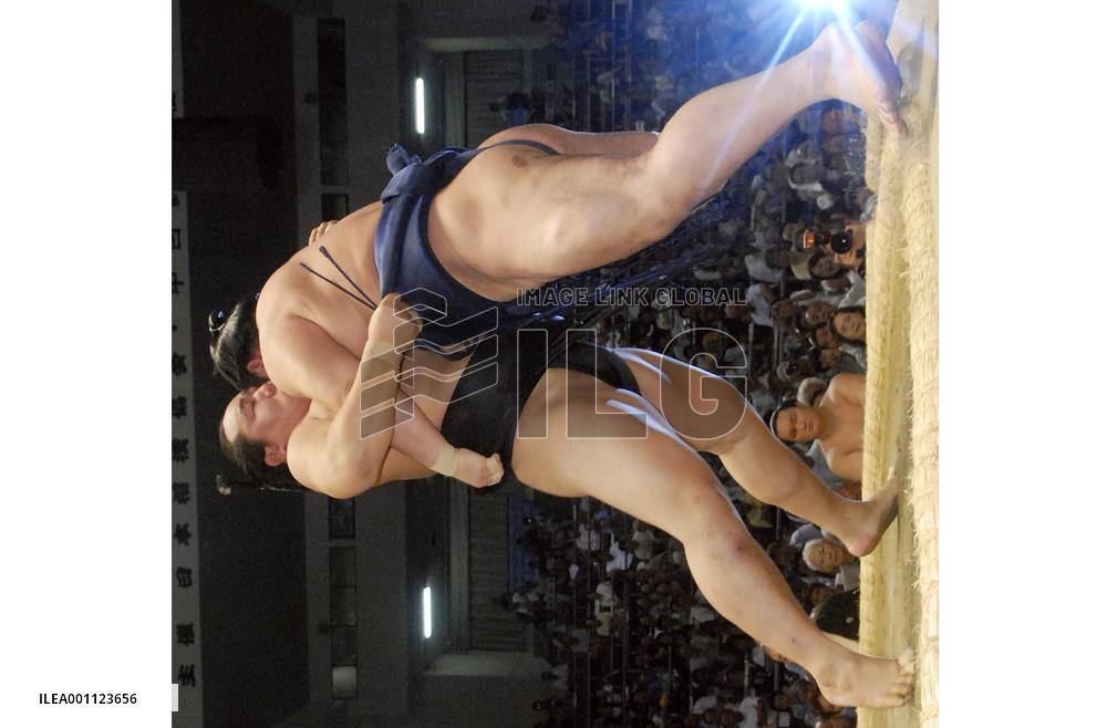 Hakuho eases to 2nd win, Asashoryu bounces back at Nagoya