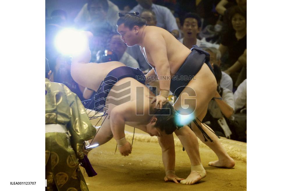 Hakuho bounces Takekaze, shares lead at Nagoya sumo