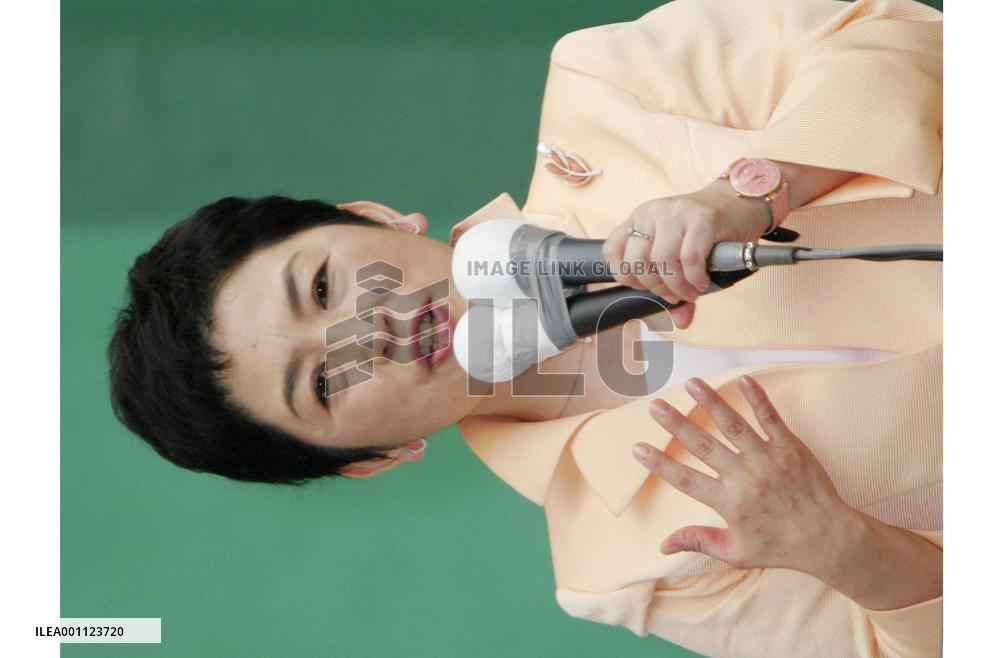 SDP leader Fukushima kicks off election campaign at Shinjuku