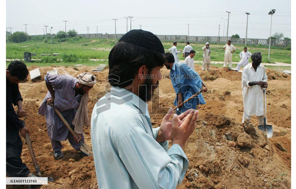 Pakistan inters Red Mosque victims in Islamabad's new graveyard