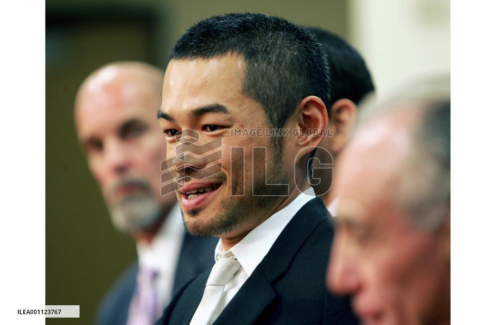 Ichiro signs 5-year deal with Mariners