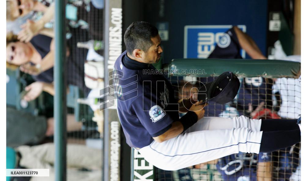 Ichiro signs 5-year deal with Mariners
