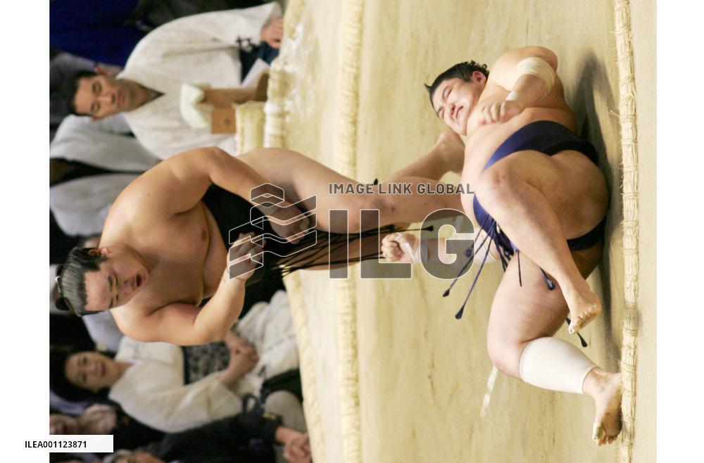 Sumo: Asashoryu dumps Kotomitsuki to 1st loss at Nagoya sumo