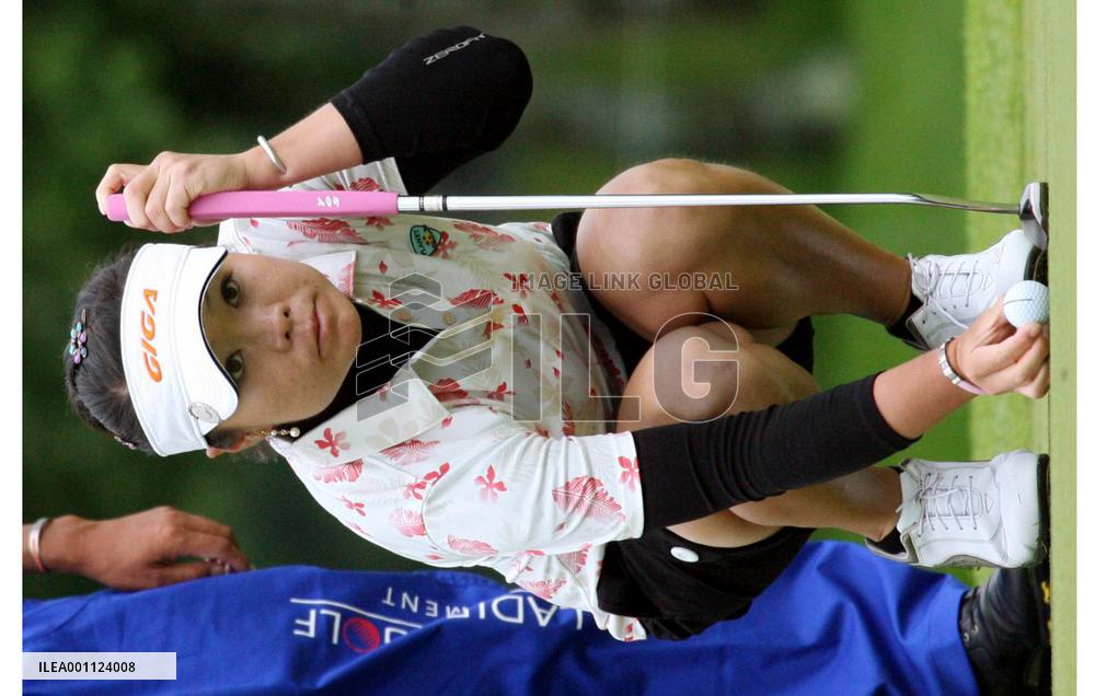 China's Zhang moves into sole lead at AXA Ladies