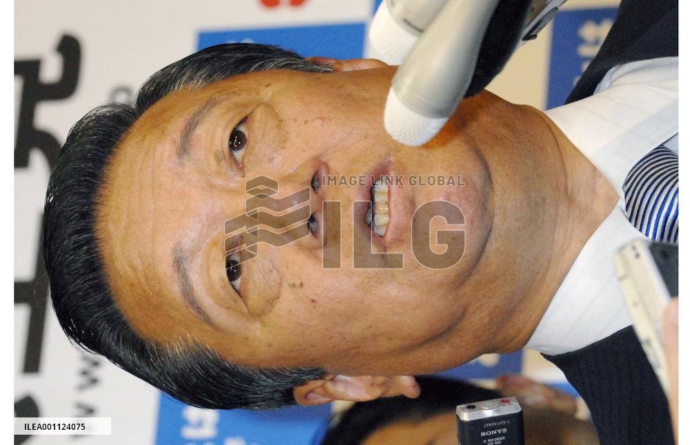 Ozawa criticizes Abe's decision to stay as premier