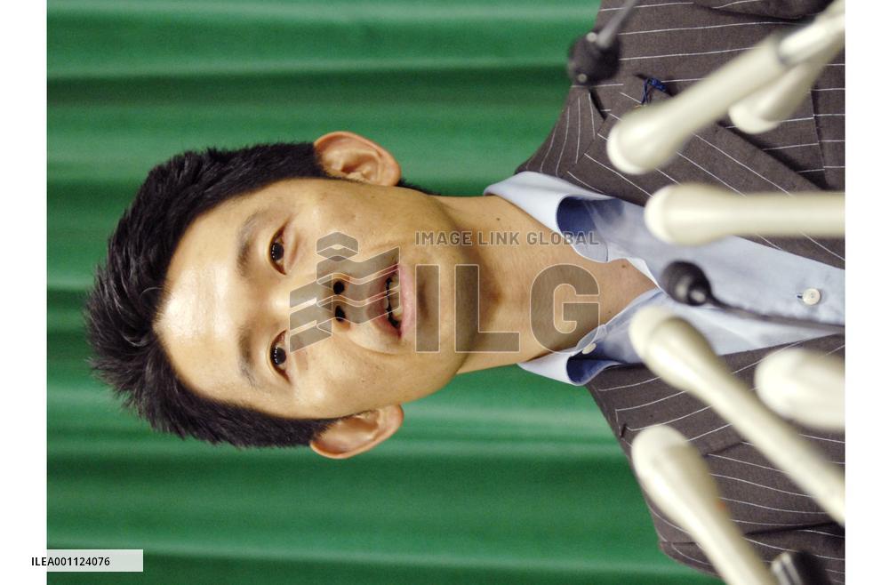 Farm minister Akagi rejects resignation