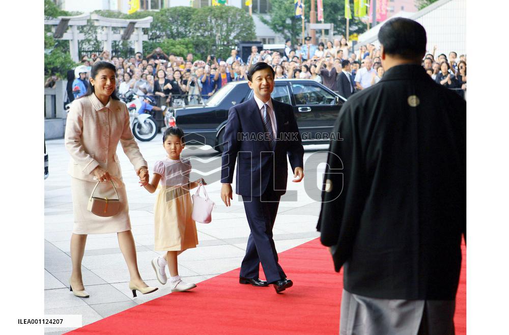 Crown prince, his family watch sumo matches