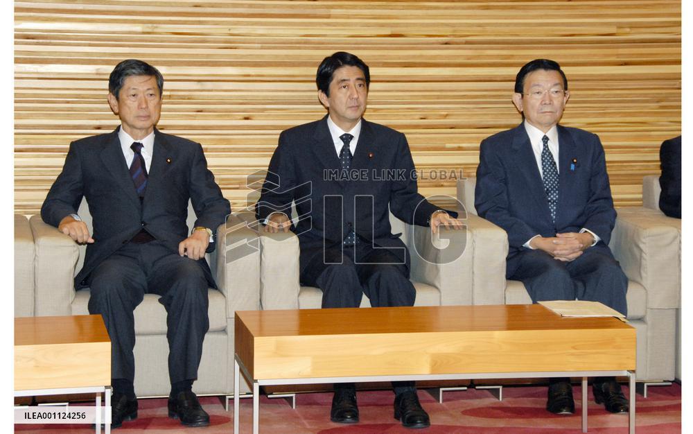 Cabinet resigns en masse ahead of election of Fukuda as premier