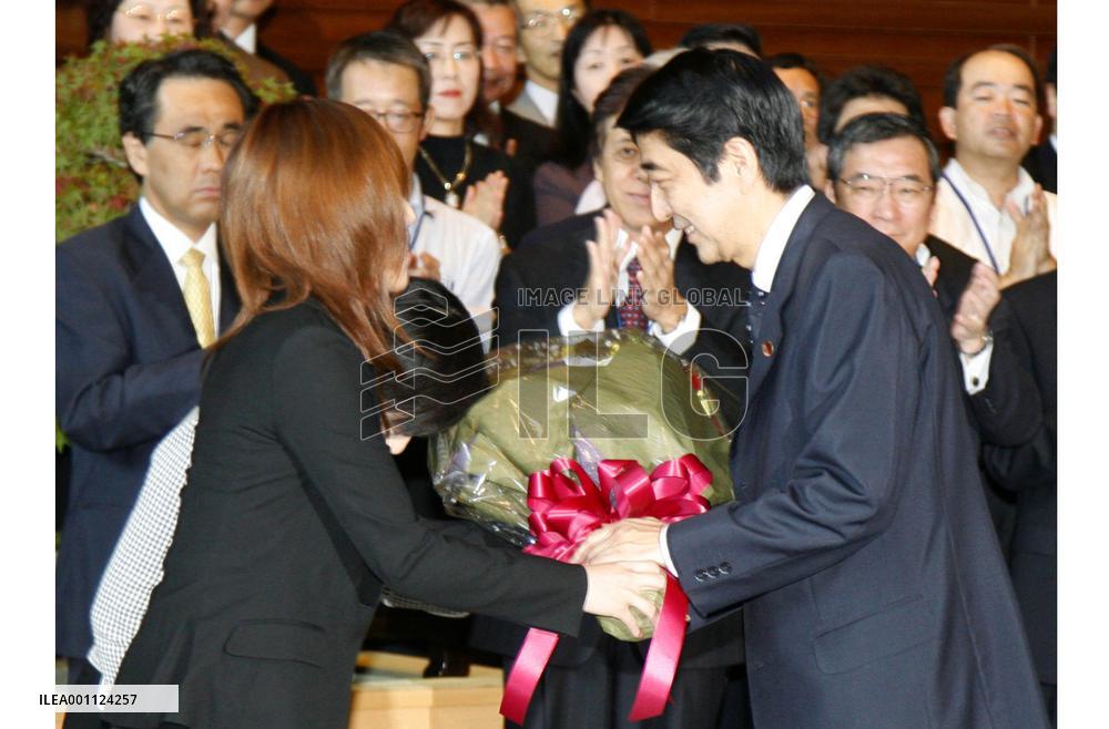 Cabinet resigns en masse ahead of election of Fukuda as premier