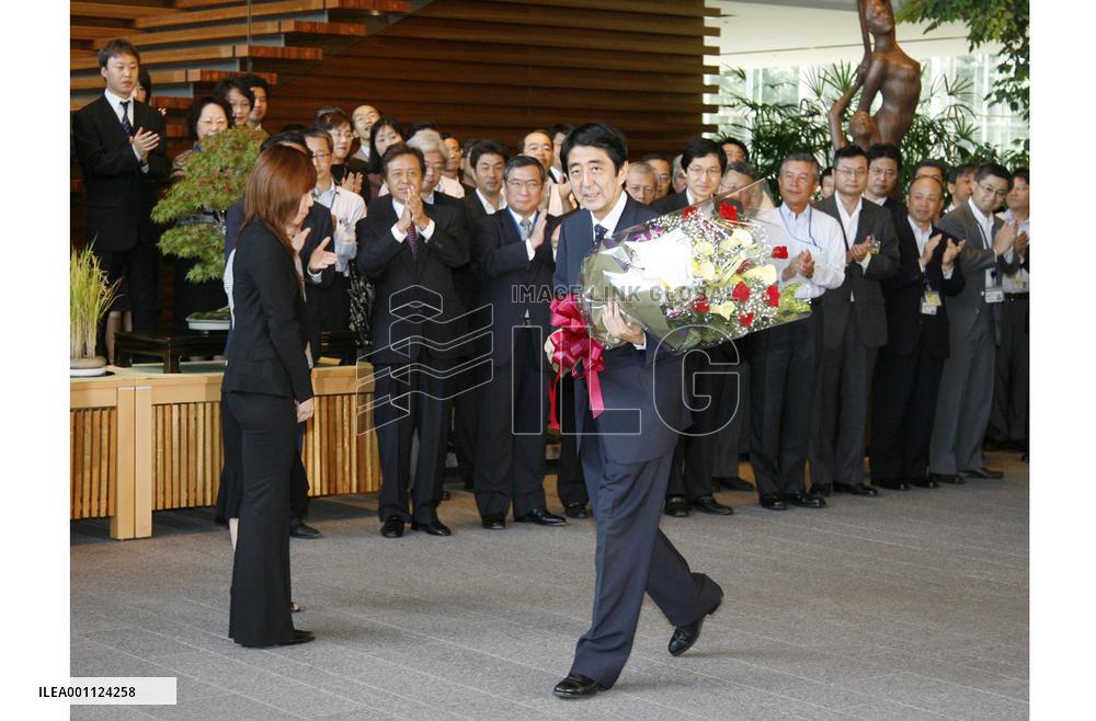 Cabinet resigns en masse ahead of election of Fukuda as premier