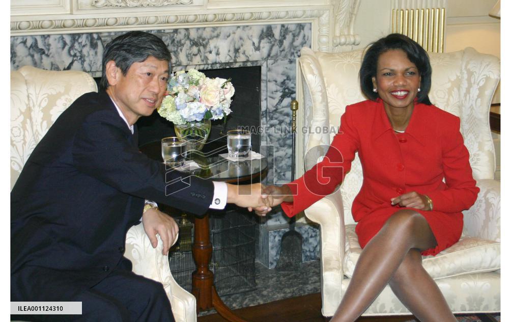 Komura urges Rice to keep N. Korea on terror list