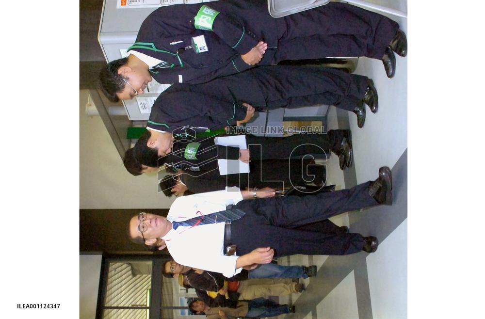 Japan starts 10-year postal privatization process