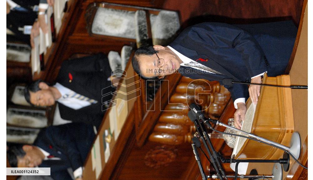 Fukuda hammers out moderate, talks-oriented policies