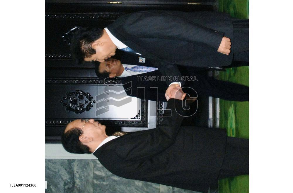 S. Korean Pres. Roh holds talks with N. Korea's Kim Yong Nam