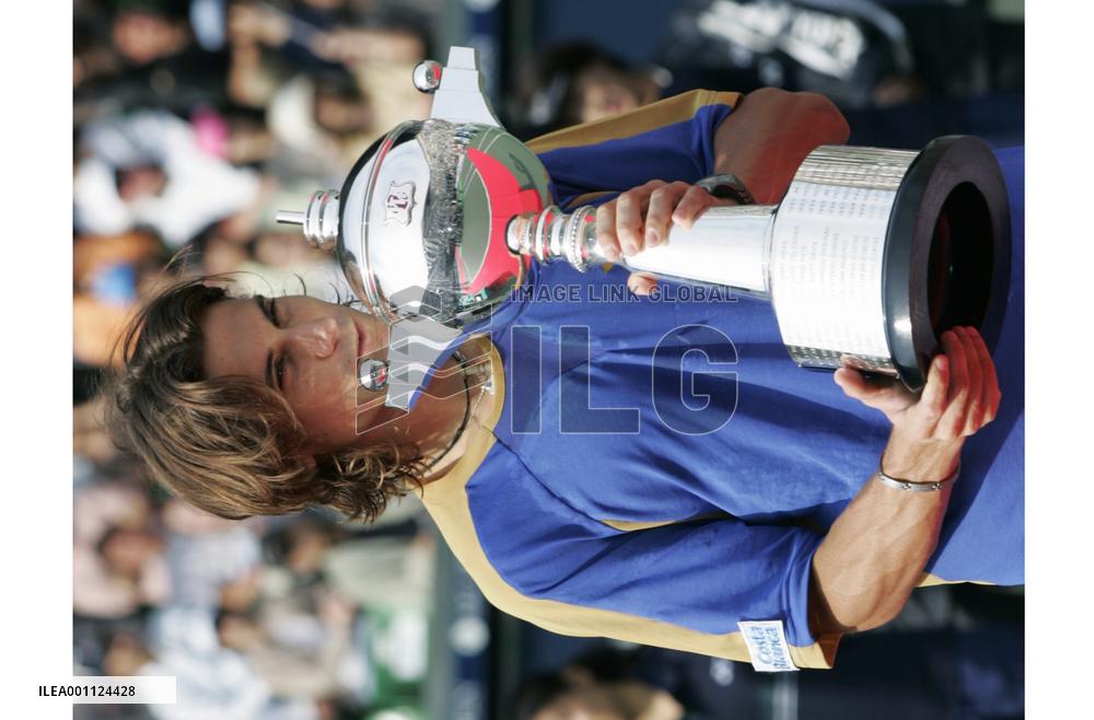 Ferrer demolishes Gasquet to win Japan Open
