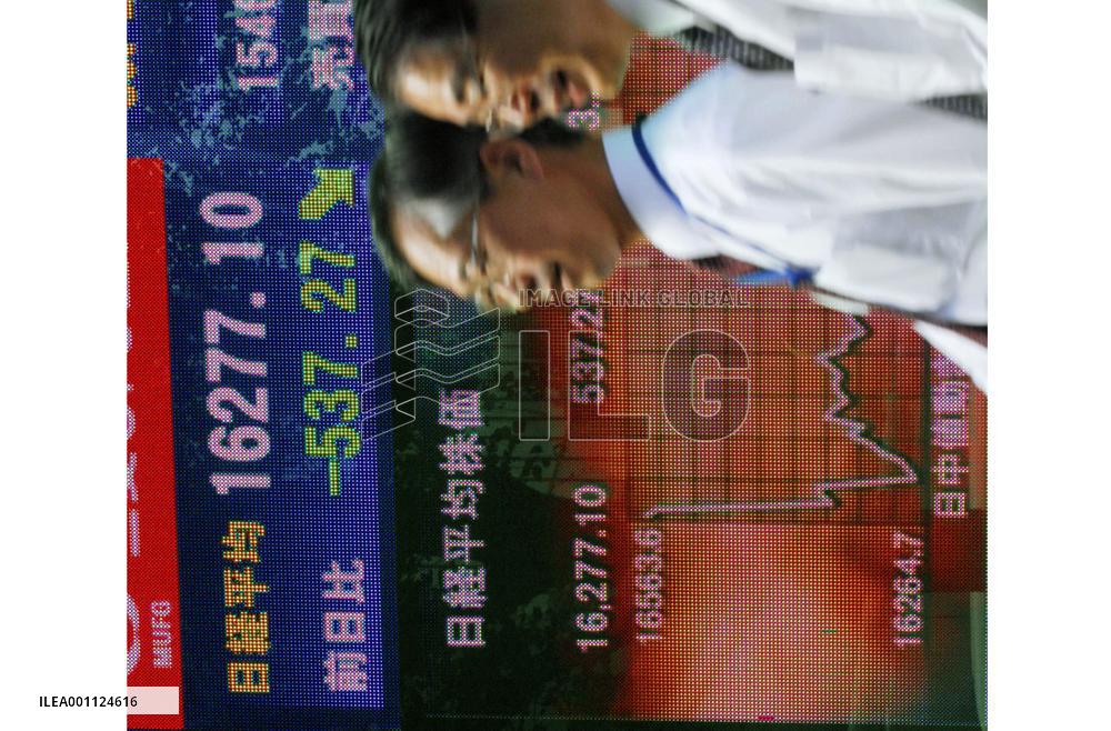 Nikkei closes 375 points lower, largest fall since mid-August