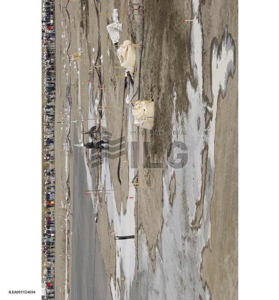 Liquefaction test carried out by simulating earthquake