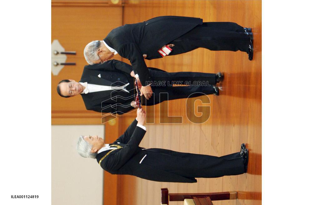 Over 4,000 people, including 57 foreigners, receive decorations