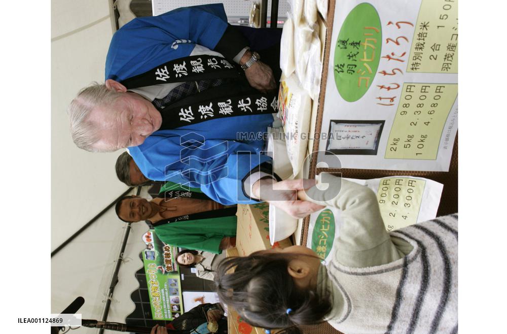 Ex-abductee Soga's husband Jenkins promotes Sado rice