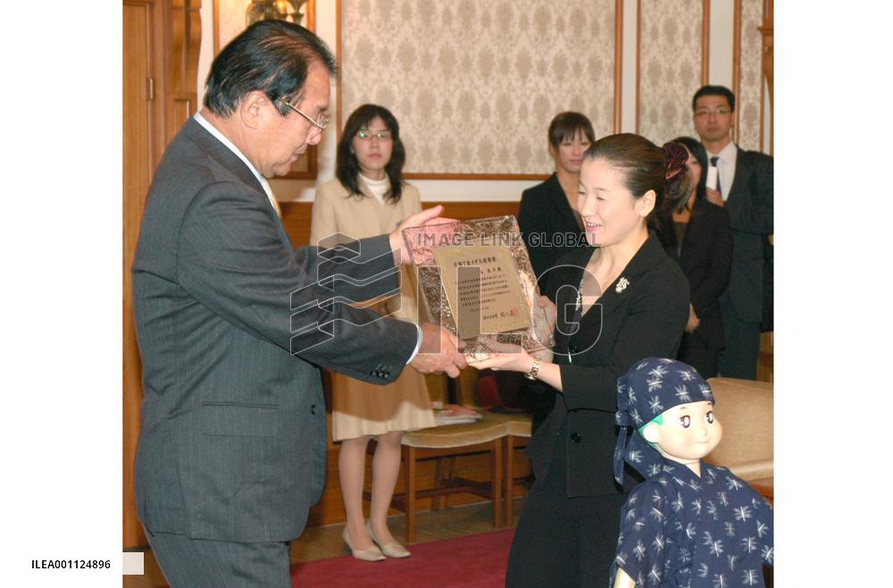 Tani receives 'Child-Rearing Gold Medalist' award from Fukuoka