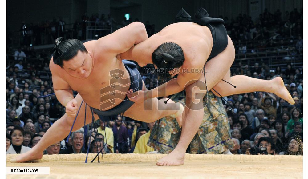 Chiyotaikai stays in lead despite fall at Kyushu sumo