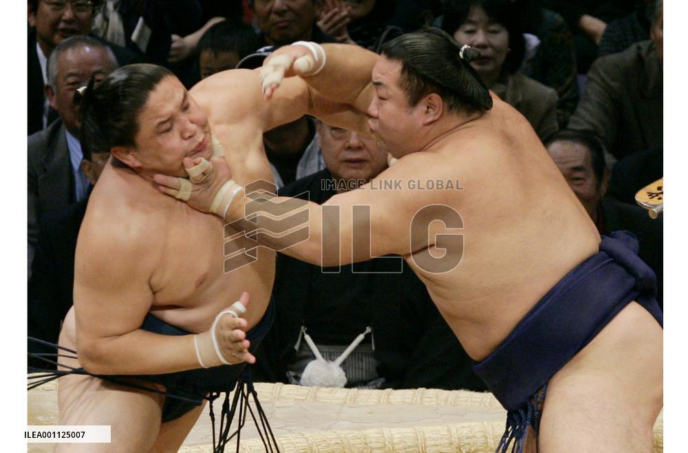 Chiyotaikai still in front at Kyushu sumo