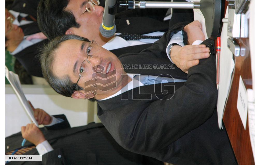 Sumitomo Mitsui's 1st-half net profit down 30%