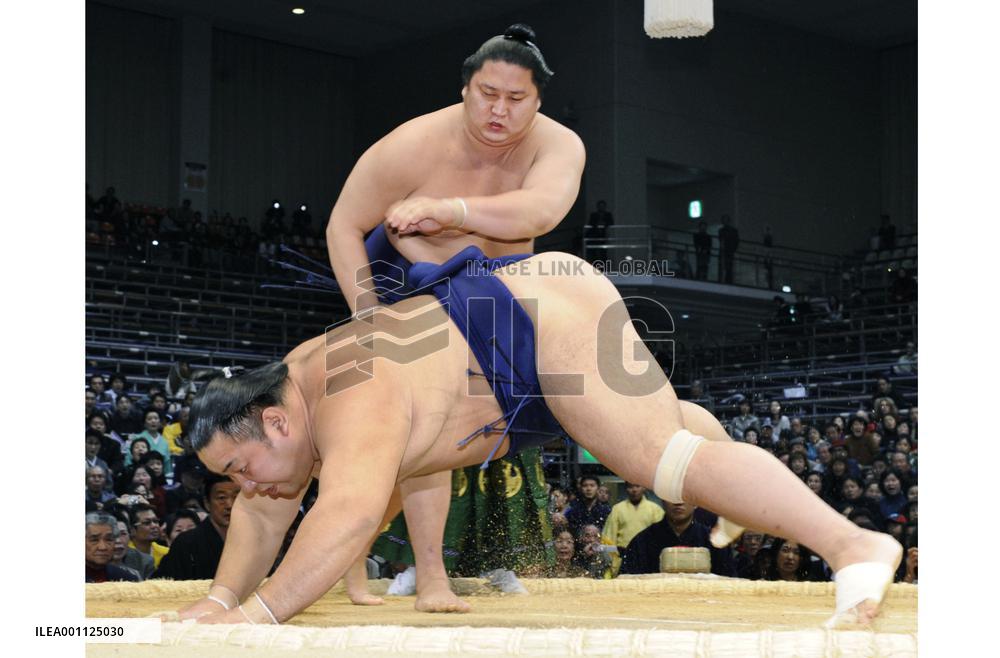 Chiyotaikai drops out of sole possession of lead at Kyushu sumo