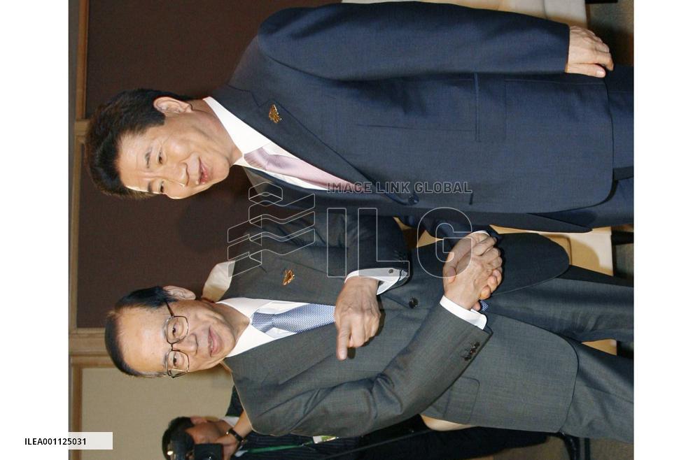 Fukuda, Roh hold talks in Singapore