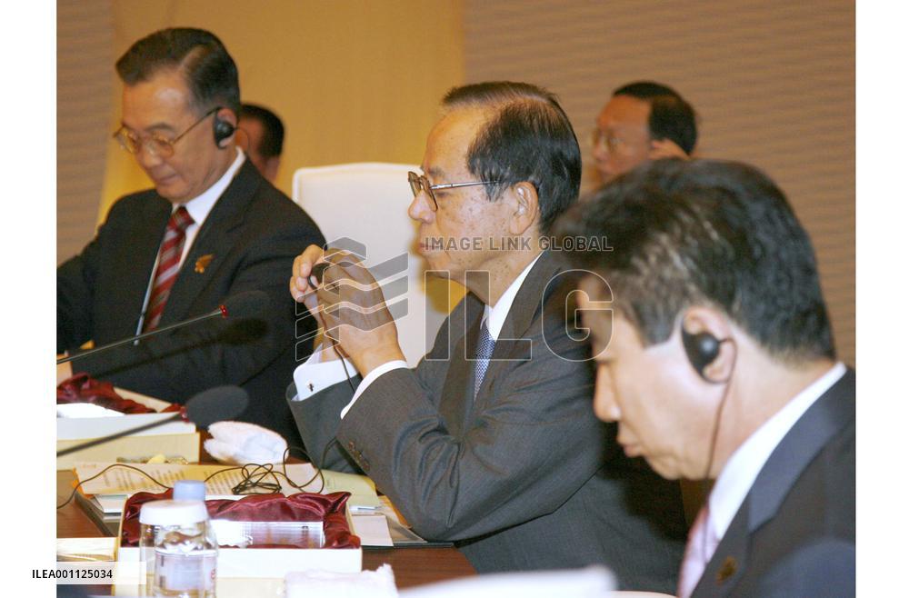 Leaders of ASEAN, Japan, China, S. Korea meet in Singapore