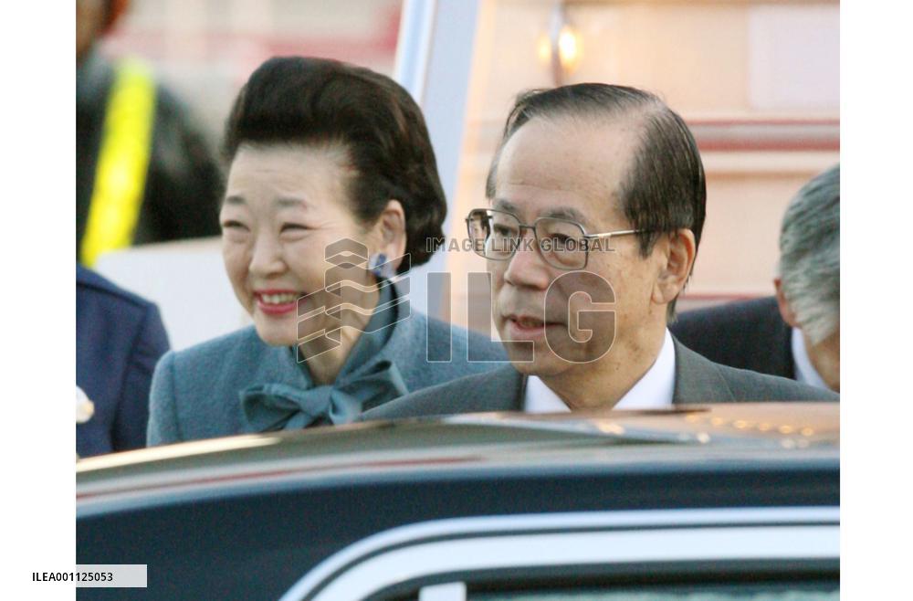 Fukuda arrives home after Asia-Pacific summit in Singapore