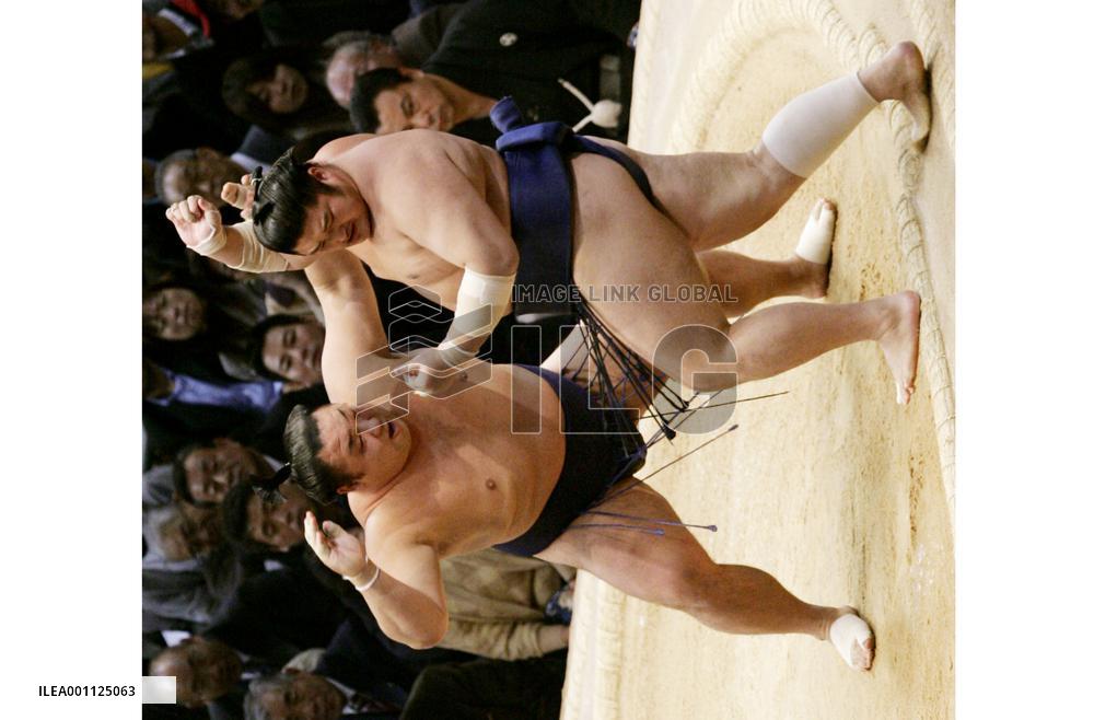 Hakuho tied for lead with Chiyo, Baruto in Kyushu