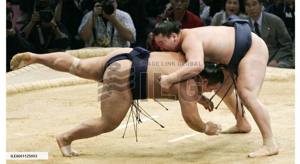 Hakuho takes lead with win over Chiyo at Kyushu sumo