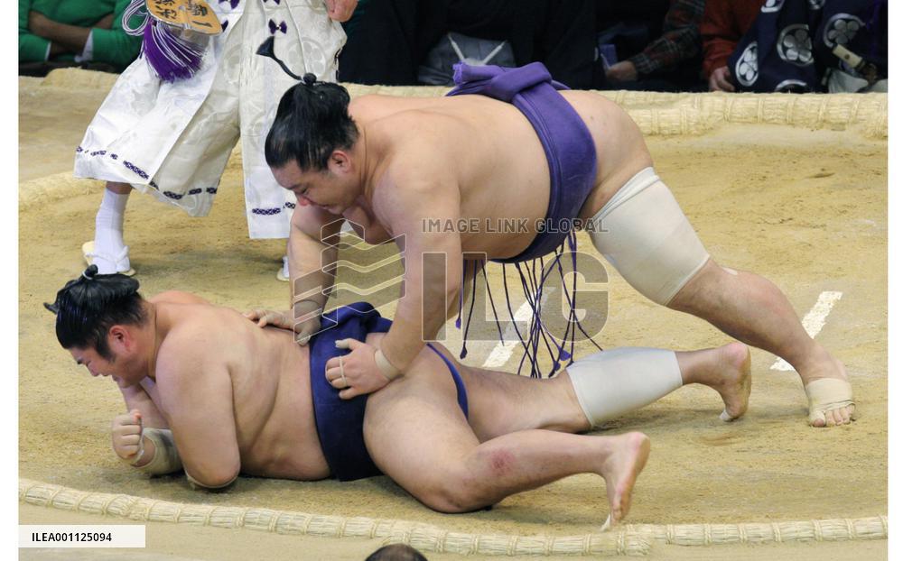 Kaio escapes demotion at Kyushu sumo