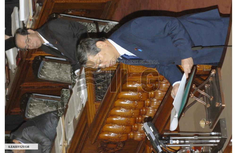 Upper house starts deliberating bill on refueling mission