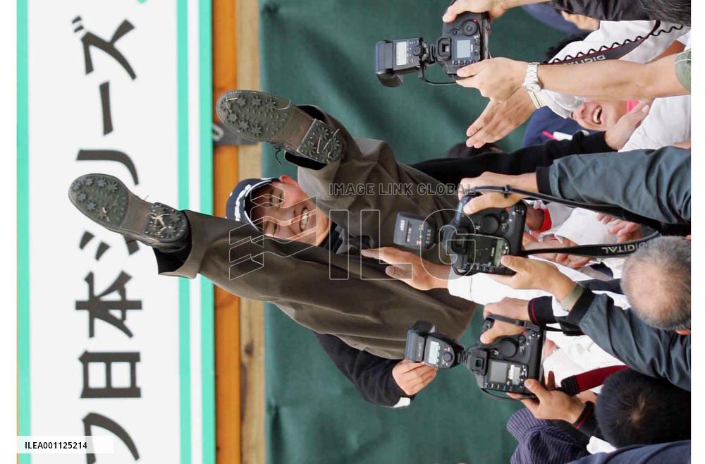 Jones wins Nippon Series, Taniguchi clinches money title
