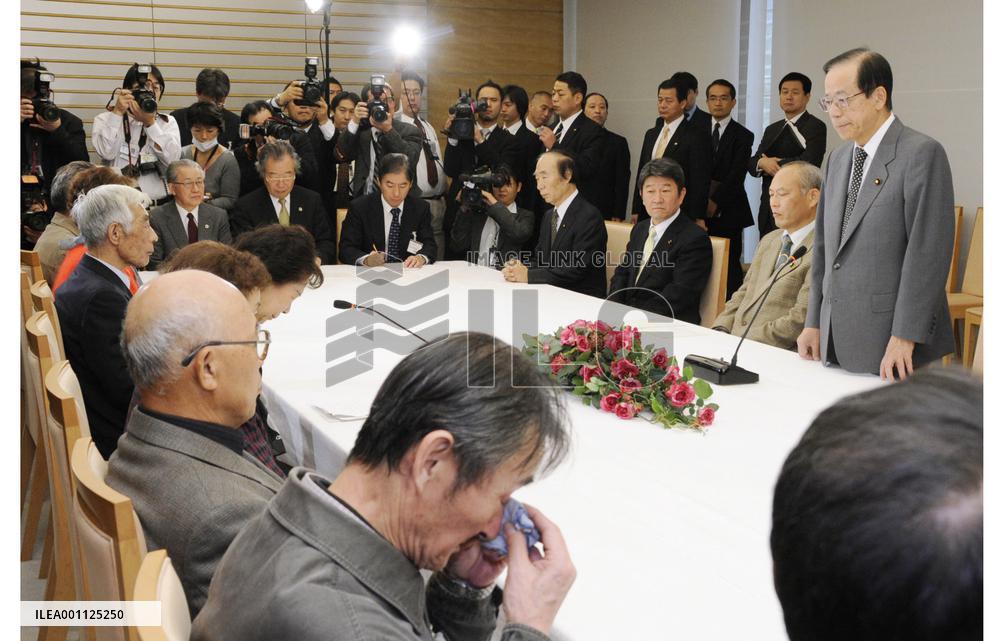 Fukuda apologizes to Japanese war orphans from China, 1st by PM