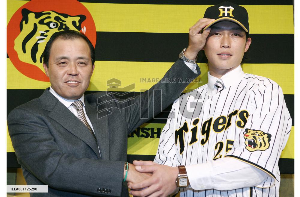 Hanshin signs free agent Arai to 4-year contract