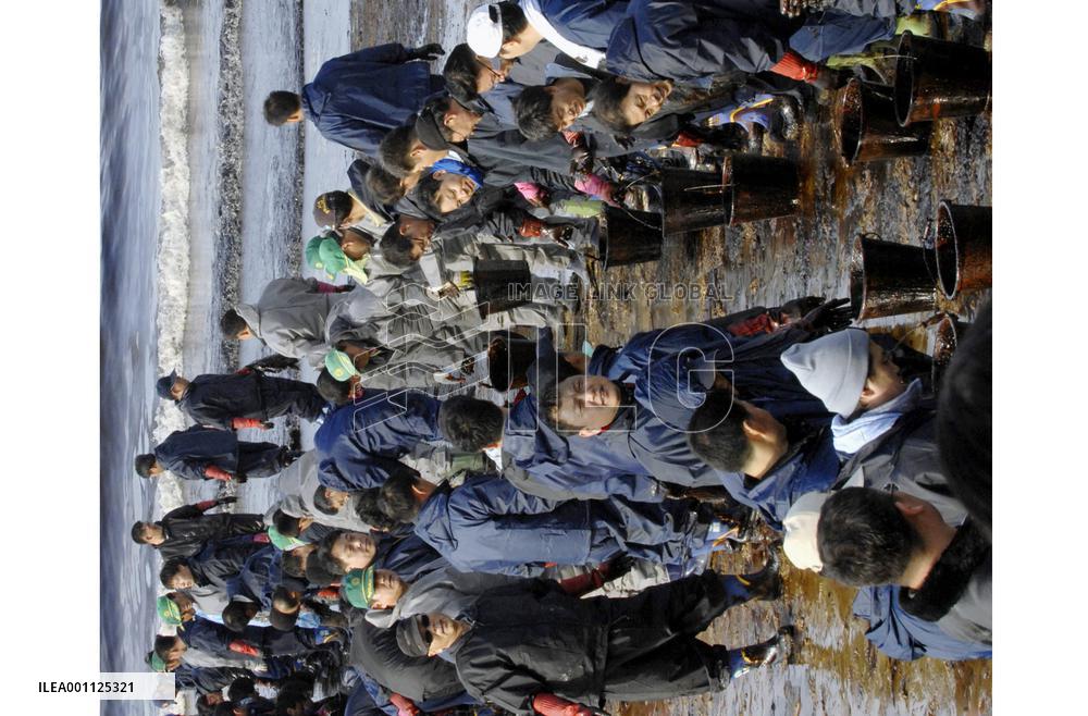 S. Koreans remove spilled oil