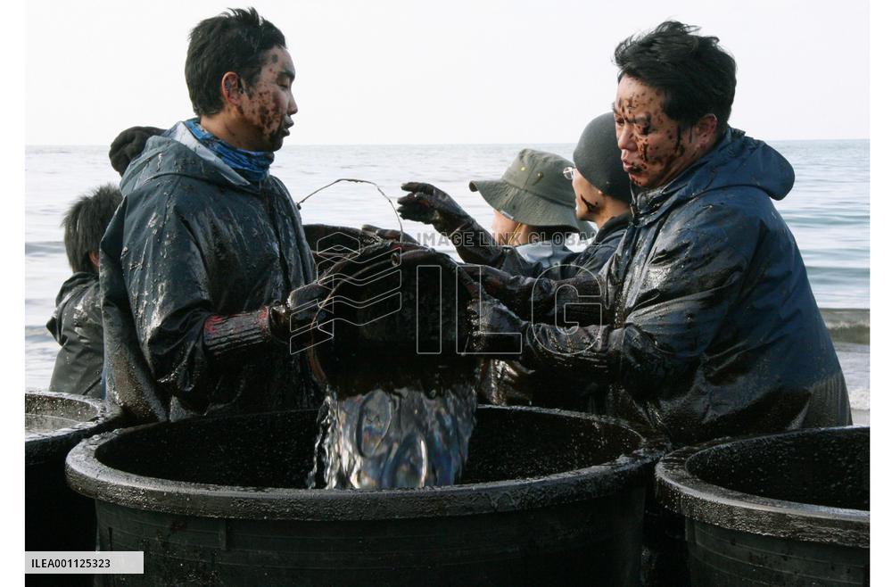 S. Koreans remove spilled oil