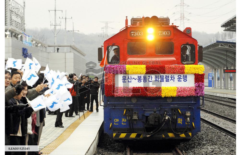 2 Koreas launch cross-border cargo train service