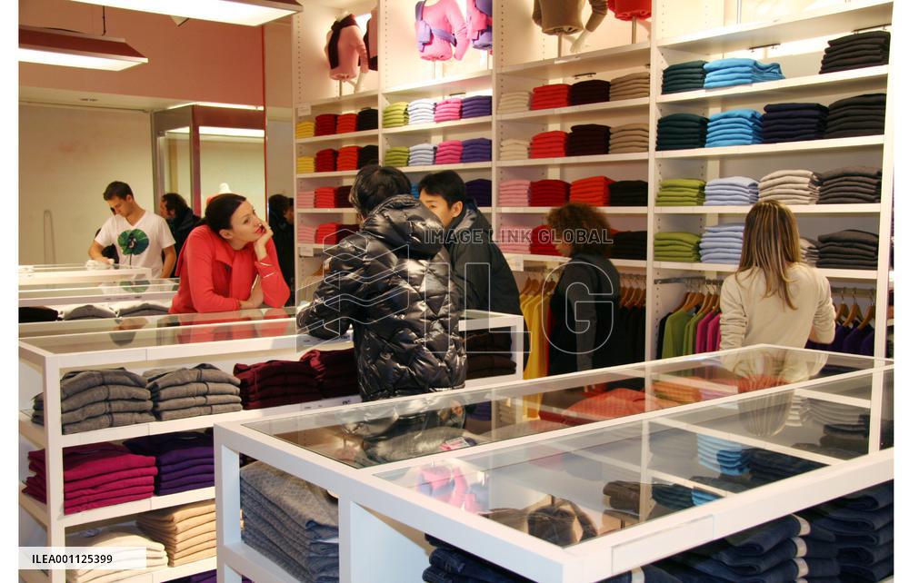 Uniqlo opens outlet on Paris outskirts
